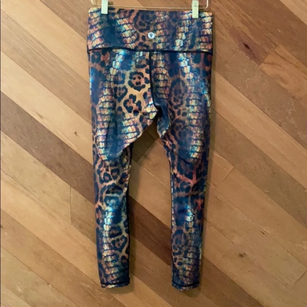 Yoga Democracy YD Animal Print Leggings 23” length, Medium - Picture 5 of 8